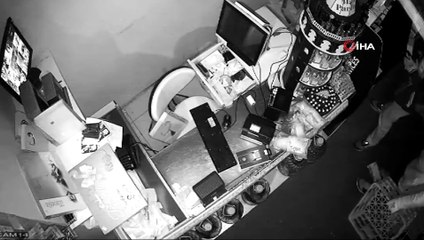 Başakşehir’de iki dakikada bir marketi talan eden hırsızlar kamerada