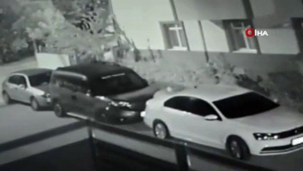 Park halindeki otomobilin egzozunu tıkayan şahıs kamerada