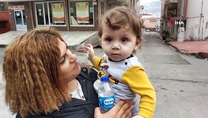 Dehşete düşüren görüntüler kamerada... 1 buçuk yaşındaki ikizlerden biri yere çakıldı, diğerini direğe çıkan esnaf kurtardı