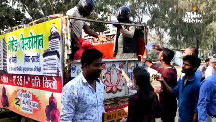 कर्मचारी हेलमेट लगाकर सस्ता प्याज बेच रहे, बोले- कभी भी पथराव हो जाता है