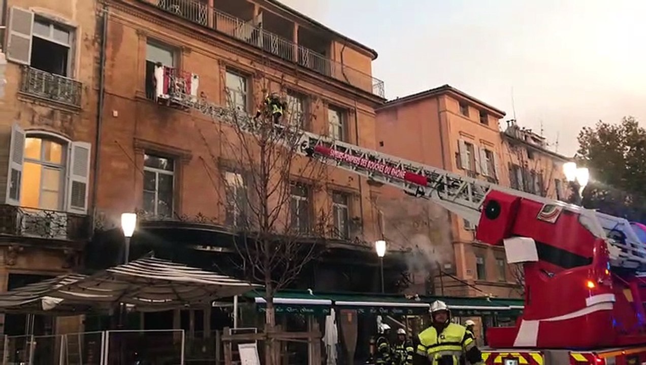 Aix : un important incendie sur le cours Mirabeau, au-dessus de la brasserie les "2G"