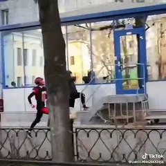 Yolda yürürken bir anda Amerikan futbol takımı tarafından kovalanmak...