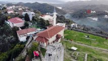 - Arnavutluk’ta Deprem Sonrası 500 Yıllık Preza Kalesi’nin Duvarları Yıkıldı- Kalenin İçinde Bulunan Preza Kale Camii 4 Yıl Önce Restoresi Yapıldıktan Sonra Cumhurbaşkanı Erdoğan Açılışını Yapmıştı