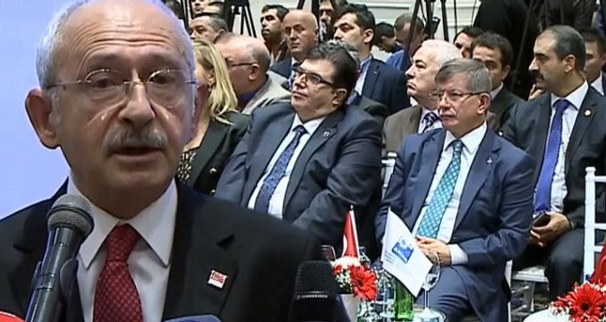 AK Parti'den ayrılan Ahmet Davutoğlu, Kılıçdaroğlu'nun konuşma yaptığı dernekte görüntülendi