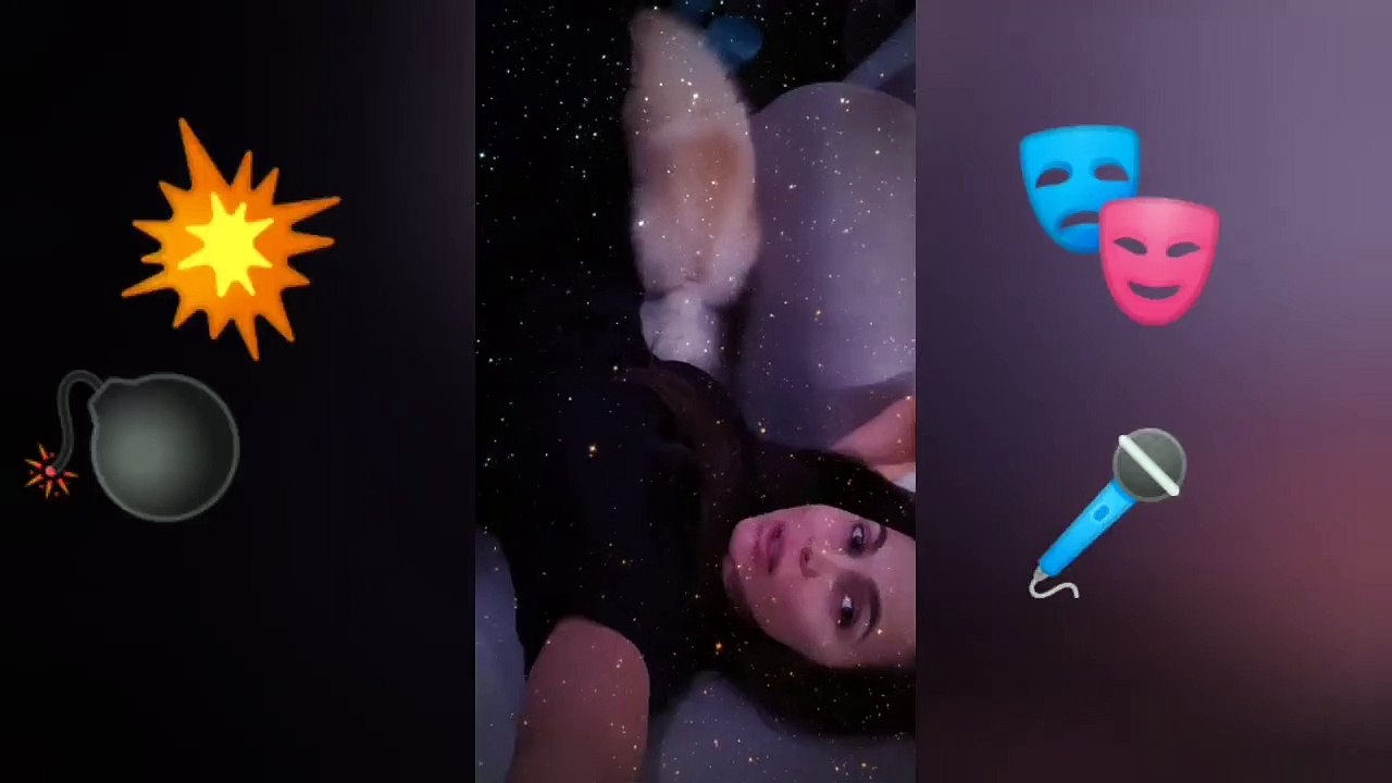 Алисия гледа "Маскираният певец" от дома си!