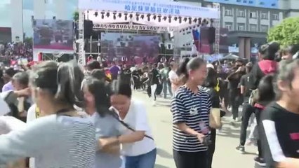 下载视频: El Festival Hani Sun reúne a gemelos de todo el mundo en China