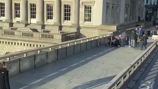 Londra, attacco sul London Bridge, ucciso aggressore con finto giubbotto esplosivo (29.11.19)