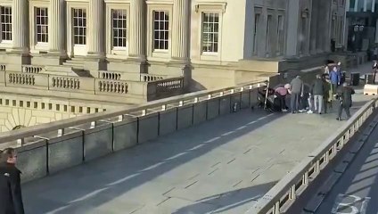 Londra, attacco sul London Bridge, ucciso aggressore con finto giubbotto esplosivo (29.11.19)
