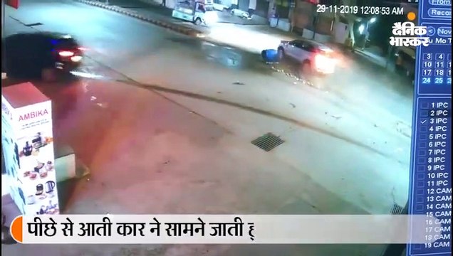 देर रात हुई दो कारों की टक्कर सीसीटीवी में कैद