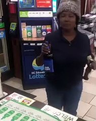 La réaction du caissier quand cette femme lui a jeté de l'argent par terre