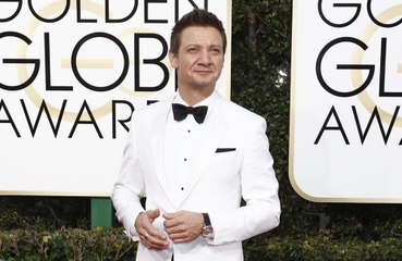 Jeremy Renner helps the homeless on Thanksgiving