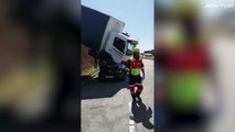Une conductrice survit après qu'un énorme camion ait atterri sur sa voiture