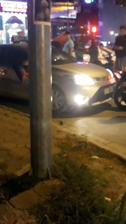 ĐỒNG ME HÀ NỘI, TAXI BỊ VỠ KÍNH
