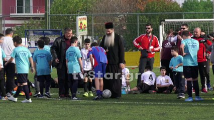 Ο Μητροπολίτης Συμεών παίζει ποδόσφαιρο με παιδιά  των κατηχητικών