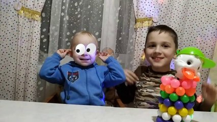 روما وديانا يحاربان الذباب - قصص اطفال قبل النوم - روما وديانا كان يلعبان. لكن فجأة ظهر الذباب وأزعجهم. توصل روما وديانا إلى كيفية التخلص من الذباب المزعج.  روما وديانا يحاربان الذباب - قصص اطفال قبل النوم