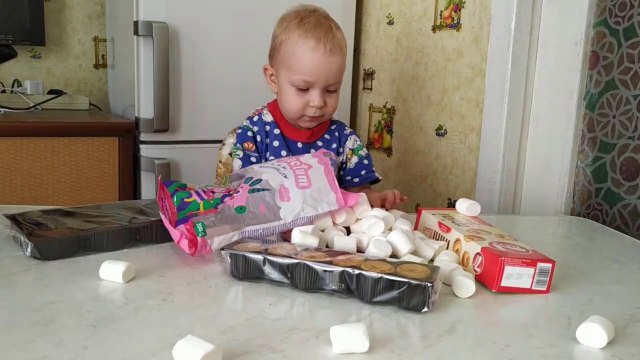 روما وديانا يحاربان الذباب - قصص اطفال قبل النوم - روما وديانا كان يلعبان. لكن فجأة ظهر الذباب وأزعجهم. توصل روما وديانا إلى كيفية التخلص من الذباب المزعج. روما وديانا يحاربان الذباب - قصص اطفال قبل النوم