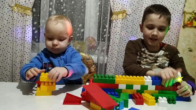 روما وديانا يحاربان الذباب - قصص اطفال قبل النوم - روما وديانا كان يلعبان. لكن فجأة ظهر الذباب وأزعجهم. توصل روما وديانا إلى كيفية التخلص من الذباب المزعج. روما وديانا يحاربان الذباب - قصص اطفال قبل النوم