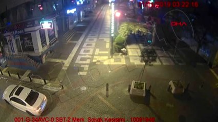 Avcılar'da bekçilere yakalanan hırsızlar ellerindekileri bırakıp böyle kaçtı