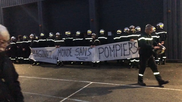 Les pompiers montrent leur colère lors de la cérémonie de la Sainte-Barbe