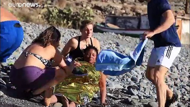 Video: Kanarya Adaları'nda karaya çıkan göçmenlere plajda güneşlenenler yardım etti