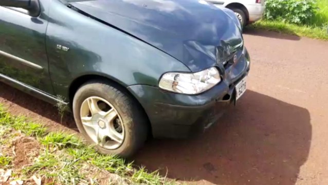 Carros batem em cruzamento do Bairro Santa Cruz