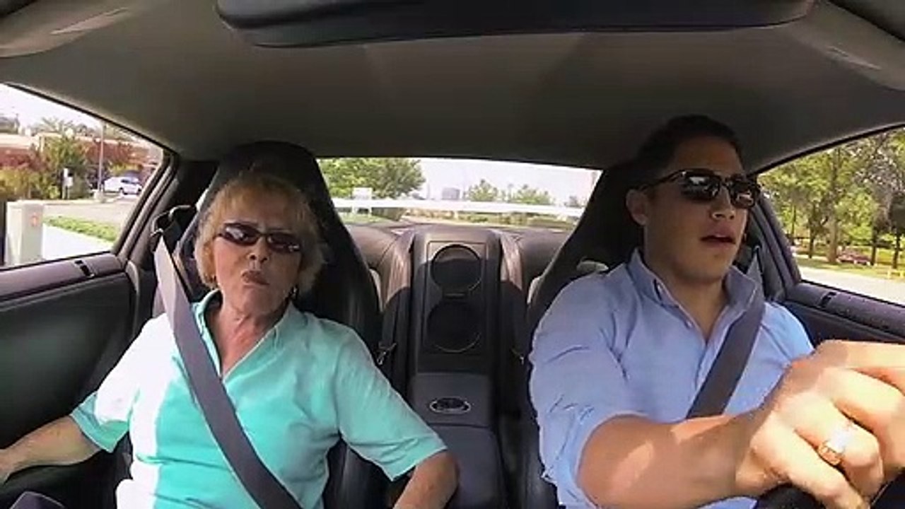 Quand Mamie fait un tour de Nissan GT-R... Sensation garantie