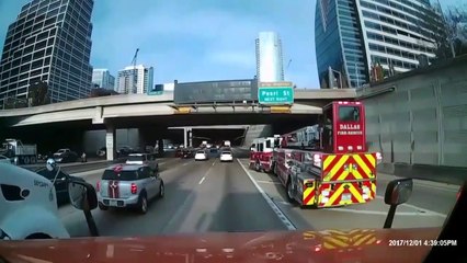 Un camion de pompier fait une entrée incroyable sur une voie rapide