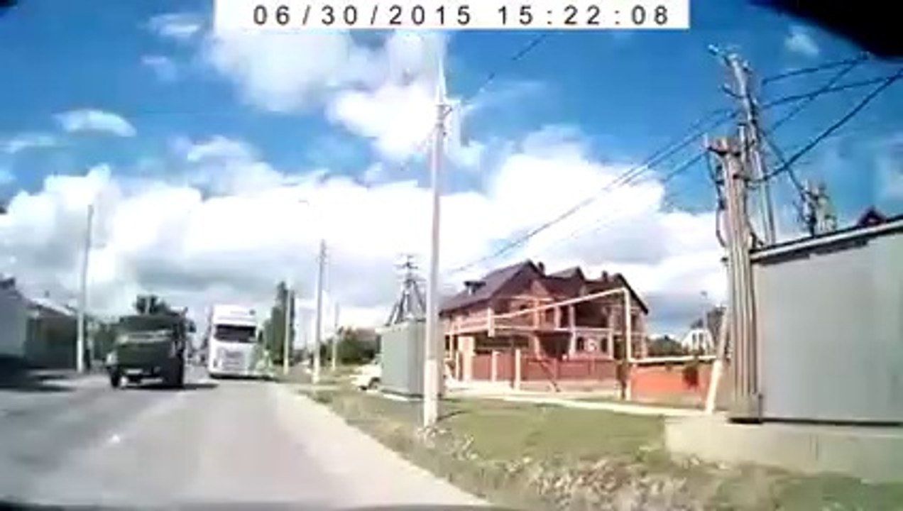 Il se retrouve en face d'un camion qui double n'importe comment et va avoir beaucoup de chance