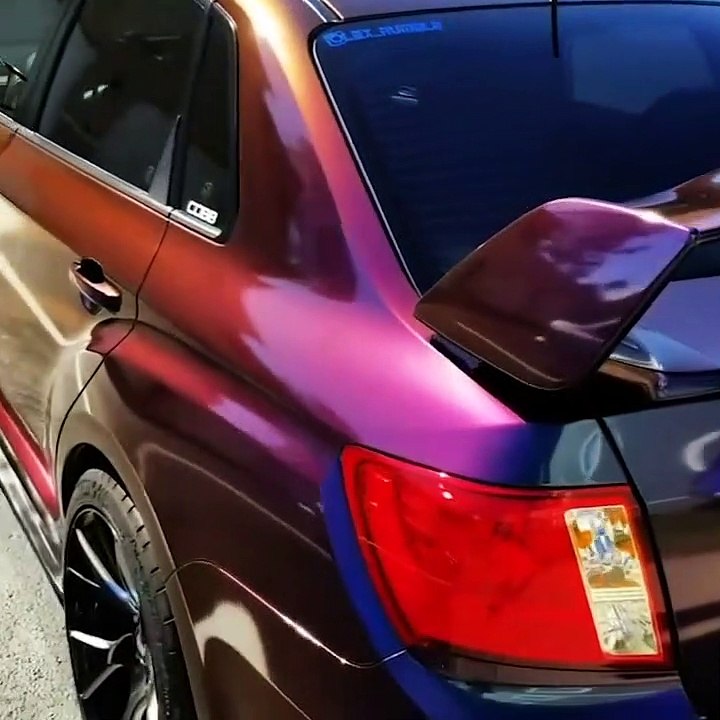 La peinture de cette voiture a des reflets sublimes