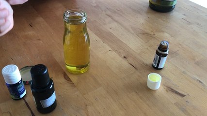 Faire ses cadeaux de Noël maison : Fabriquons une huile de massage