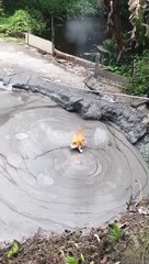 Ils enflamment les gaz qui sortent de ce "bain" de boue naturel... Impressionnant