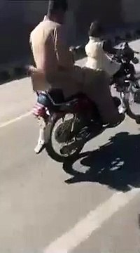 Ce papa laisse sa fille conduire la moto pendant qu'il envoie des textos