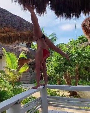 Cette femme a un équilibre et une flexibilité incroyable.