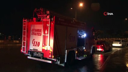 Sağanak yağmur sonrası araçlar yolda mahsur kaldı