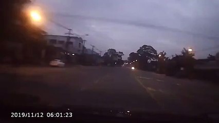 Cet automobiliste réussit à éviter un autre conducteur qui lui coupe la route... Joli