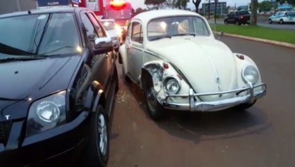 Tải video: Fusca atinge veículos estacionados na Avenida Assunção