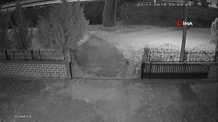 Okula giren hırsız, dışarıdan görünmemek için emekleyerek üst kata çıktığı anlar kamerada