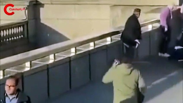 Londra'daki terör saldırısının görüntüleri ortaya çıktı! Teröristi vatandaşlar etkisiz hale getirdi