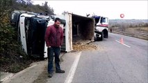 Süt tankeri çarpıştığı kamyonu devirdi: 2 yaralı
