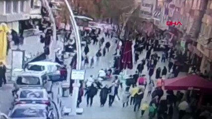 Zeytinburnu'nda motosikletin 3 yaşındaki kıza çarpma anı kamerada