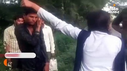 लड़कियों ने मनचले की जमकर धुनाई की, पुलिस के सामने मुंह पर चप्पलें मारीं