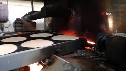 - Tel Abyad’da fırından çıkan ekmekler halka bedava dağıtılıyor