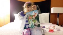 Sophia, Isabella e Alice Abrindo Brinquedos Disney Parte 2