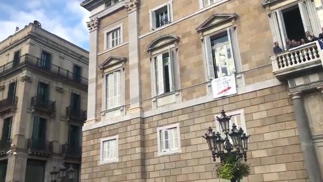 Despliegue de tapices en Barcelona por el Día Mundial del Sida