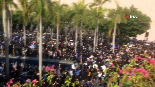 - Hong Kong’da polisten göstericilere göz yaşartıcı gazla müdahale