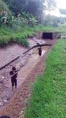 lagi asik nyari ikan di sungai surut,air datang tiba-tiba