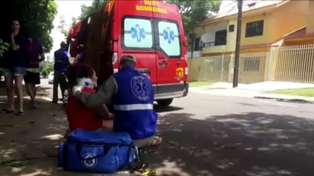 Após colisão, Uno capota no Bairro Coqueiral e mulher fica ferida
