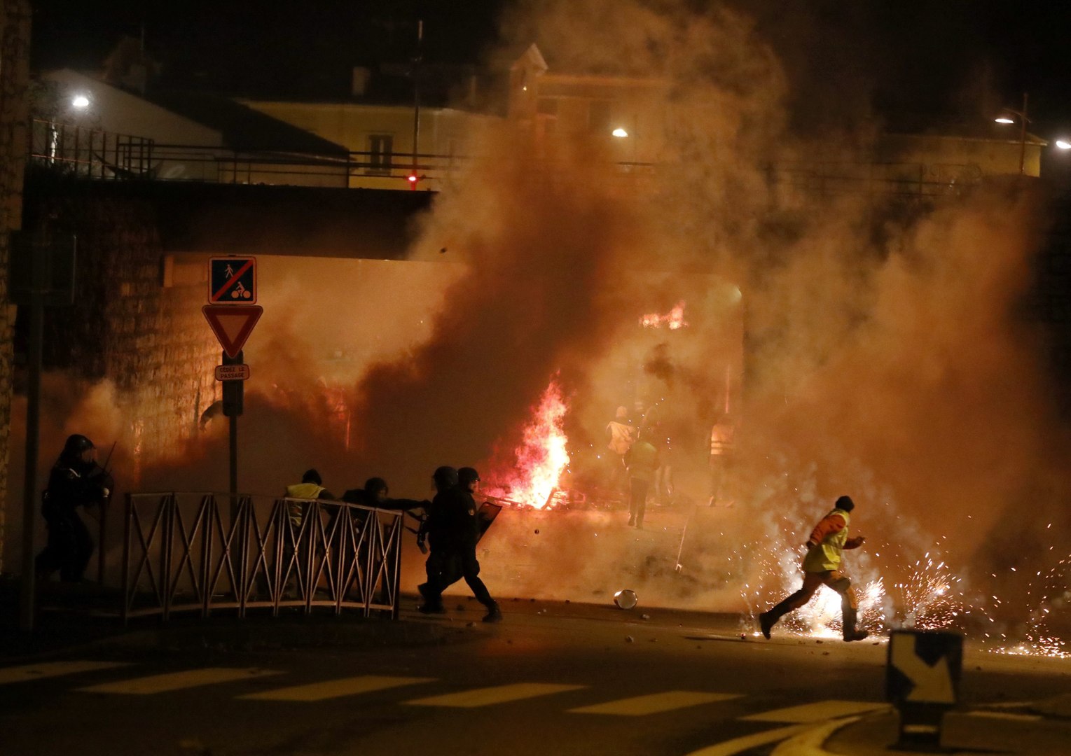 Société Gilets Jaunes 136 000 Manifestants En France