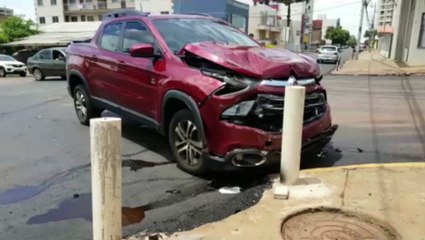 Veículos têm grandes danos após colisão na Rua São Paulo