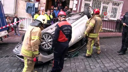 Otomobilin sokak içerisinde takla attığı anlar kamerada